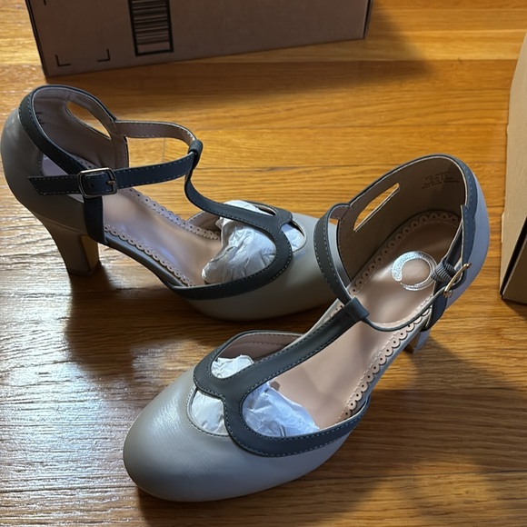 Journee Collection Siri T-strap shoes grey. Never worn. New in box. W 7.5 - Picture 4 of 6